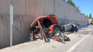 Gedizde 3 aracın karıştığı trafik kazasında 2 kişi yaralandı