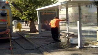 Gedizde otobüs durakları temizlendi