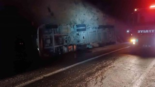 Gercüşte asfalt yüklü tır devrildi: 2 yaralı