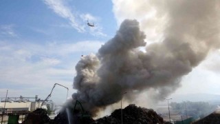 Geri dönüşüm tesisinde çıkan yangına helikopterle müdahale edildi