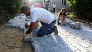 Gevaş Belediyesi mahalle yollarını parke taşları ile döşüyor