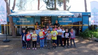 Gezici kütüphane köy okulunda öğrencilerle buluştu