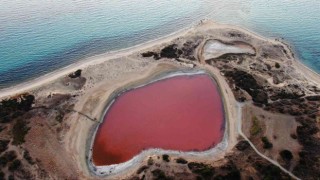 Gölün rengini gören kan zannediyor