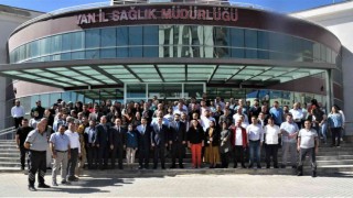 Görevden ayrılan Van İl Sağlık Müdürü Sünnetçioğlu personelle vedalaştı
