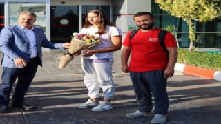 Gümüş madalya kazanan yüzücülere çiçekli karşılama