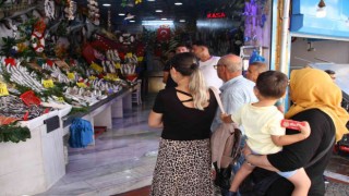 Gurbetçi vatandaş, sezonun ilk balığını Edirnede yedi