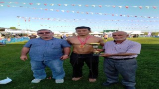 Güreşçi Kahraman, deste boyda birinci oldu