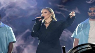 Hadise “7. Kardeş Kültürlerin Festivali”nde konser verdi