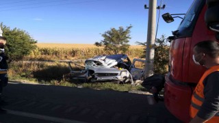 Hafif ticari araç beton direğe çarptı: 2 ölü, 3 yaralı