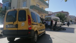 Hafif ticari araç ile çarpışan motosikletin sürücüsü savruldu