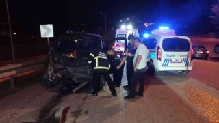 Hafif ticari araç ile otomobil çarpıştı: 2 yaralı