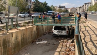 Hafif ticari araç kanala uçtu: 2 yaralı