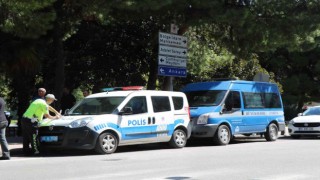Hafif ticari araç polis ve zabıta araçlarına çarptı