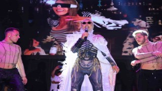 Hande Yener, Salihlinin 100. kurtuluş yılını taçlandırdı