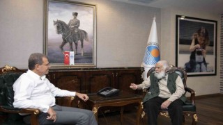 Hat ustası Çalışkan, Son Nokta eserini Başkan Seçere hediye etti