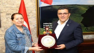 Hayırsever Saadet Kızılyardan yüzlerce öğrenciye kırtasiye yardımı