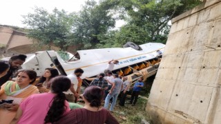 Hindistanda otobüs nehre düştü: 7 ölü, 22 yaralı