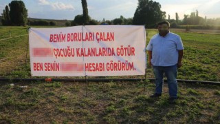 Hırsızlara kızan adam tepkisini akıllara durgunluk veren pankartla gösterdi