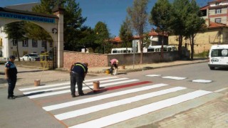 Hisarcıkta yaya geçidi çizgileri yenileniyor
