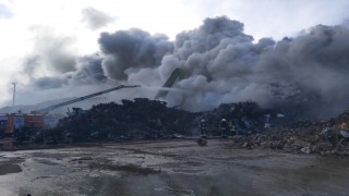 Hurdalıkta çıkan yangın 5 buçuk saattir devam ediyor