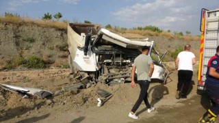 Hurdaya dönen kamyondan yaralı olarak kurtuldu