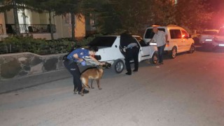 Husumetli olduğu iki kardeşin aracını ve evini kurşunladı