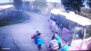 İçi öğrenci dolu servis alev aldı: Panik anları kamerada
