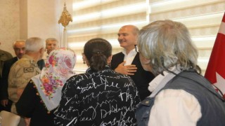 İçişleri Bakanı Soylu, Diyarbakırda evlat nöbeti tutan ailelerle bir araya geldi