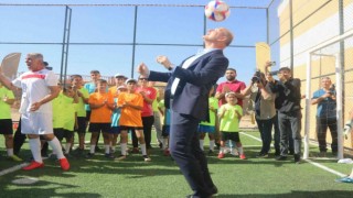 İçişleri Bakanı Soylu, Mardinde çocuklarla bir araya gelerek top sekterdi