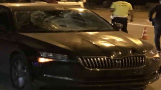 Iğdırda otomobilin çarptığı genç, bisikletinden fırlayarak aracın ön camına düştü
