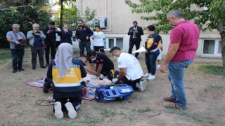 İhbar üzerine gittikleri yerde cansız mankene kalp masajı yaptılar