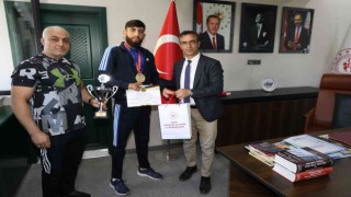 İl Müdürü Din, şampiyon sporcuyla bir araya geldi