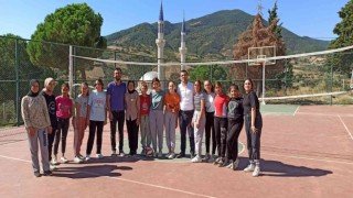 İlçe Milli Eğitim Müdürü çocuklarla voleybol oynadı