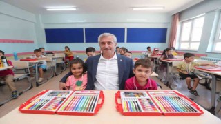 İlkokul öğrencilerine boyama ve okuma seti