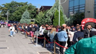 İndirimli ürünler için geceden sıraya girdiler