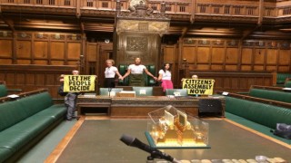 İngilteredeki çevre aktivistlerinden parlamentoda protesto