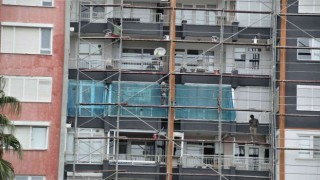 İnşaat işçilerinin 15 katlı binada güvenlik önlemi olmadan çalışmaları yürekleri ağza getirdi