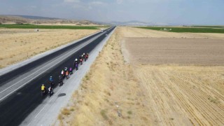 İranlı bisikletçiler Van Gölü için pedal çevirdi