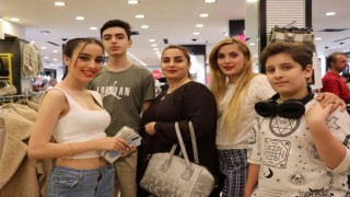 İranlı turistler Van esnafının yüzünü güldürdü