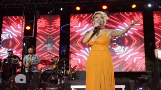 İrem Derici hayranlarını coşkulu bir gece yaşattı