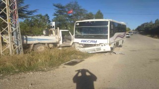 İşçi taşıyan servis midibüsü kamyonetle çarpıştı: 17 yaralı
