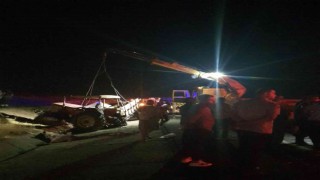 İşçileri taşıyan traktör ile kamyon çarpıştı: 1 ölü, 6 yaralı