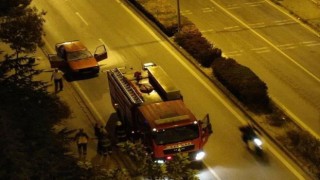 Işıklarda beklerken alev alan otomobil itfaiye ekiplerince söndürüldü