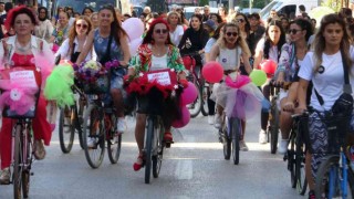 Ispartada süslü kadınlar pedal çevirdi