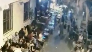İstanbulda cinayetle biten bıçaklı kavga kamerada: 8 yerinden bıçaklanarak öldürüldü