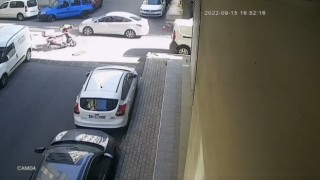 İstanbulda feci kaza kamerada: Motosikletli kurye başıyla arka camı patlattı