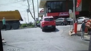 İstanbulda feci kaza kamerada: Yolun karşısına geçerken araç çarptı