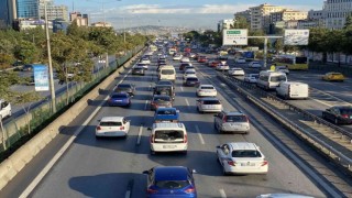 İstanbulda haftanın son iş gününde trafik yoğunluğu oluştu