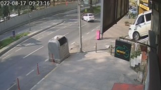 İstanbulda hatalı dönüş kazası kamerada: Araca çarpan motosikletli yaralandı