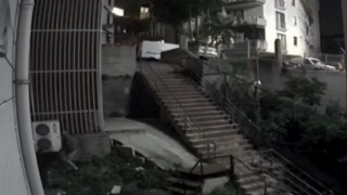 İstanbulda ilginç hırsızlık kamerada: Klima motorunu çaldılar